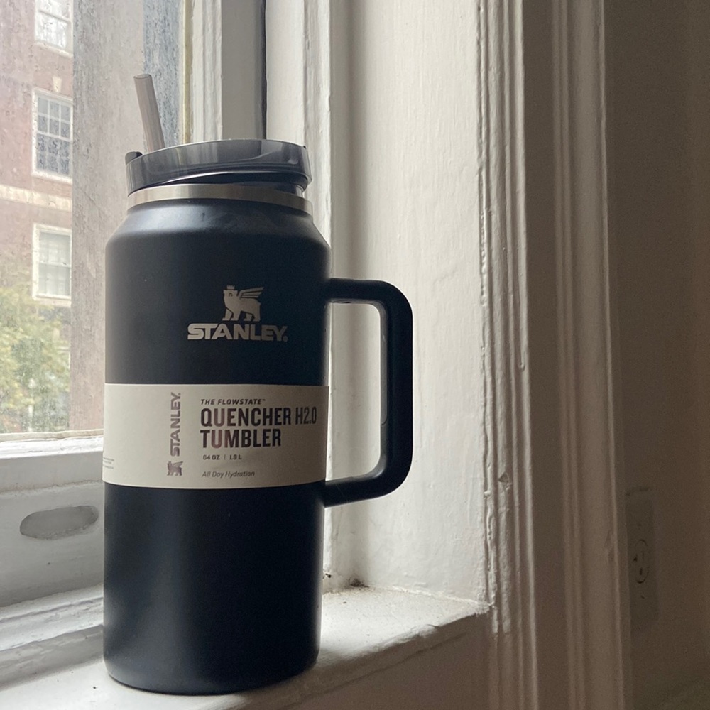 Black Stanley Quencher H2.0 Tumbler 64 oz